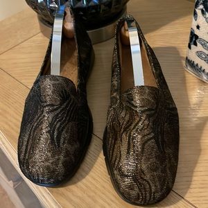 Aerosols slippers with a beautiful shiny black brocade finish. Great dress up.